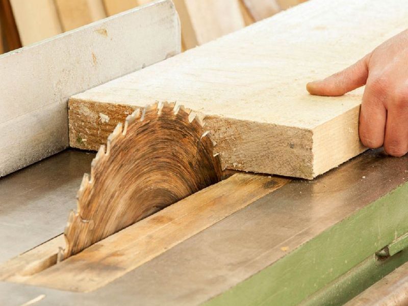 Услуги по распиловке древесины